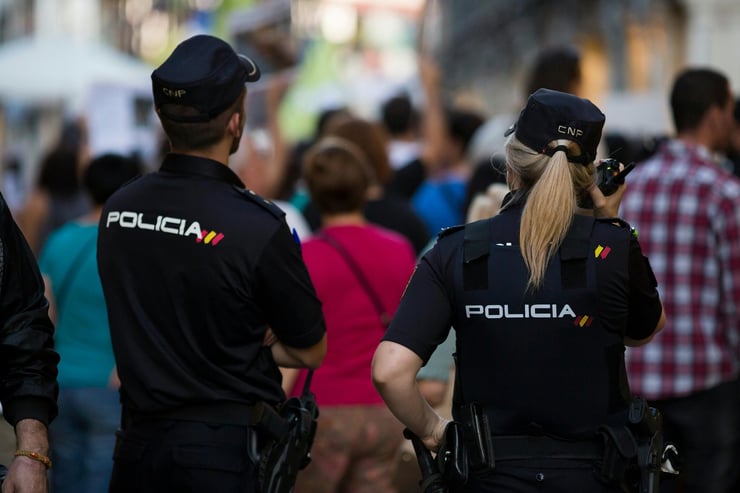 policia_Spain_police_one-man_one-woman-with-crowd